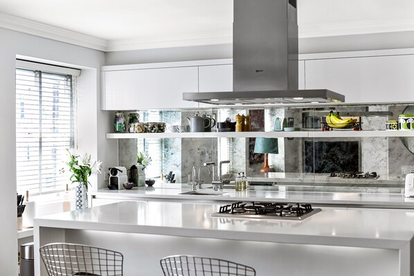 Kylskåp, mikrovågsugn, ugn och spishäll