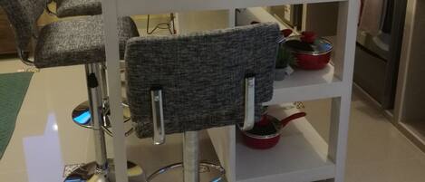 Réfrigérateur, micro-ondes, four, cafetière/bouilloire