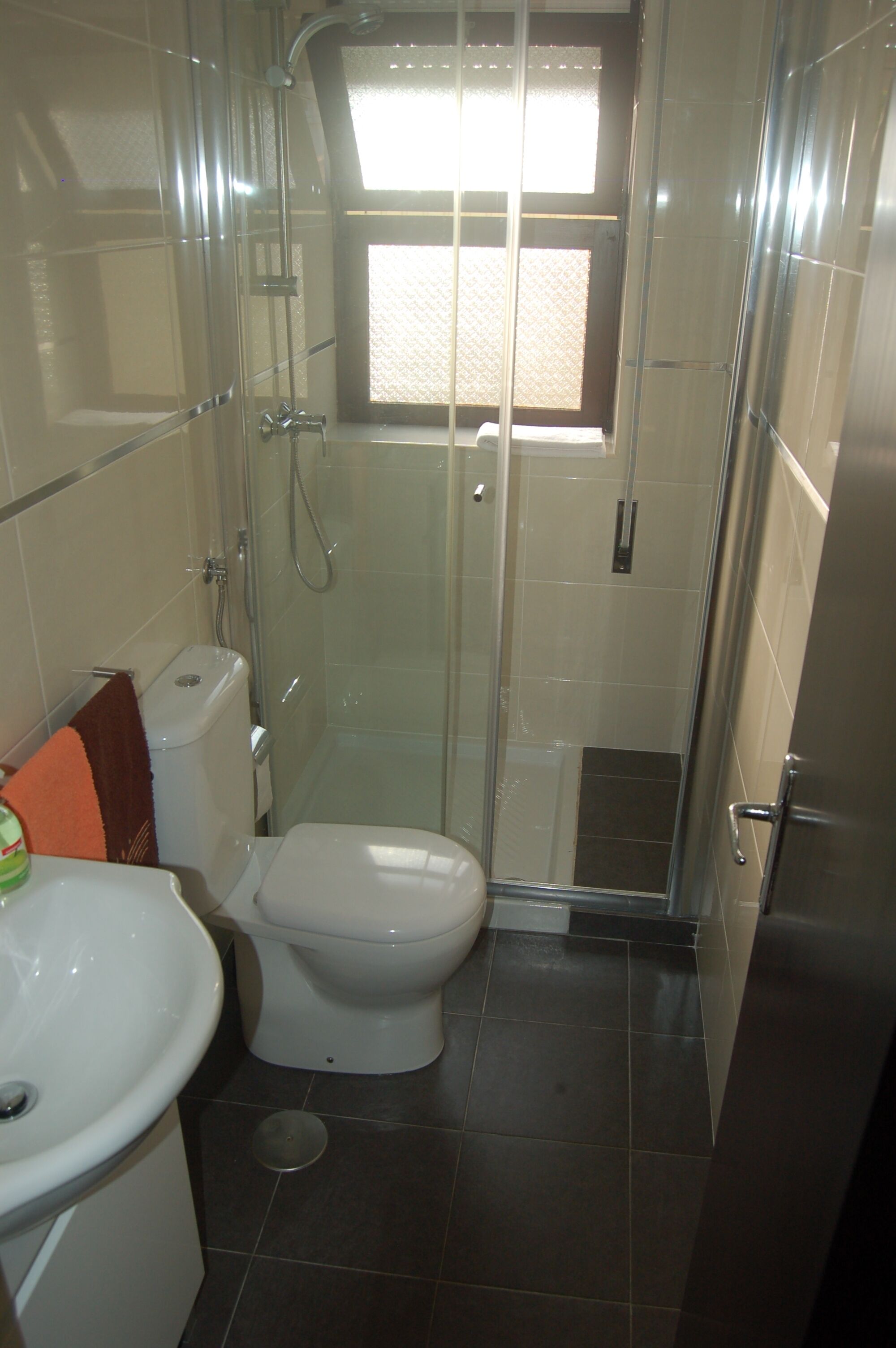 Ducha y bañera combinadas, secador de pelo, bidé y toallas