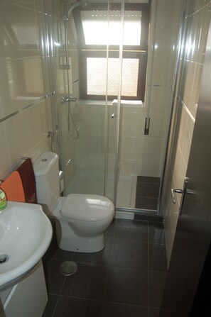 Duschwanne, Haartrockner, Bidet, Handtücher