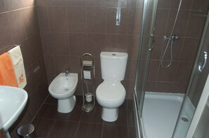 Ensemble douche/baignoire, sĂšche-cheveux, bidet, serviettes fournies