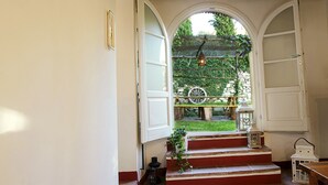 A staircase leading to a garden with a wooden wheel, lanterns, and a rustic outdoor setting. - Tuscan rustic house with exclusive private garden (Montemagno)