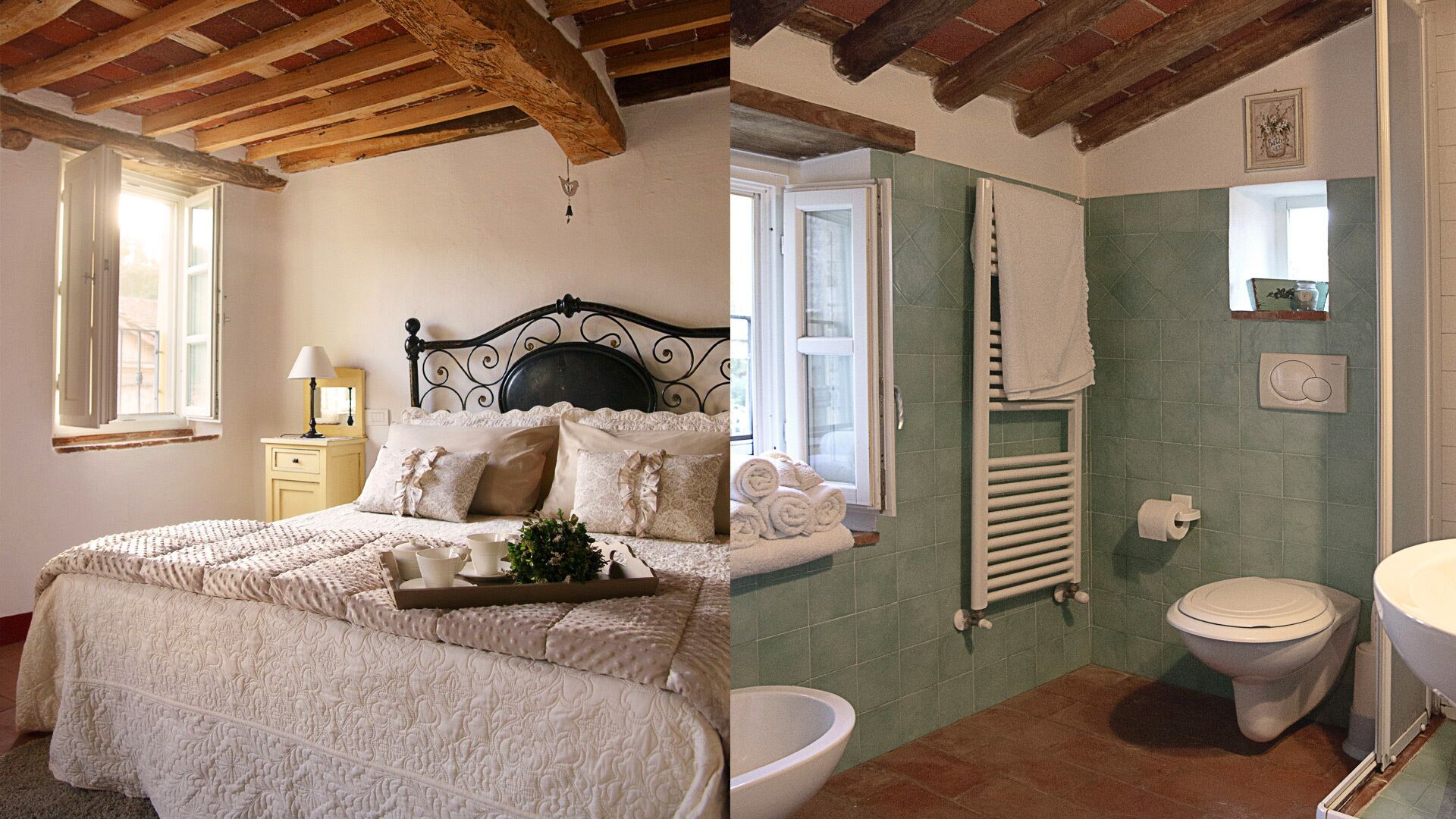 Ein Schlafzimmer mit Bett, Nachttisch und Fenster. Das Badezimmer verfügt über Toilette, Waschbecken und Handtuchhalter.