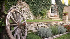 Property grounds - Tuscan rustic house with exclusive private garden (Montemagno)