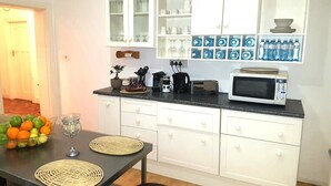 Cafetera expreso, cafetera/tetera, refrigerador, microondas