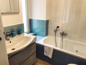 Ducha y bañera combinadas y artículos de higiene personal gratuitos