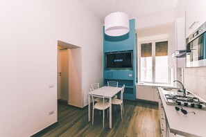 Frigorifero, microonde, piano cottura, lavastoviglie