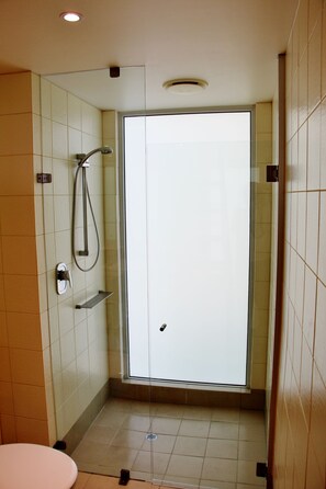 Apartment, 3 Schlafzimmer, Balkon, Gartenblick | Dusche im Bad