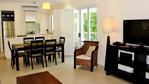 Departamento, 3 habitaciones, balcón, vista al jardín | Área de sala de estar