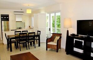 Apartment, 3 Schlafzimmer, Balkon, Gartenblick | Wohnbereich | Fernseher