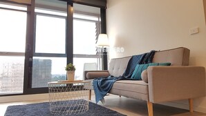 Leilighet – deluxe, 1 soverom, tilgjengelighetstilpasset, byutsikt | Oppholdsområde