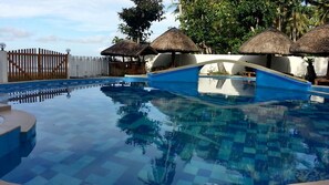 Piscine extérieure, accès possible de 8 h à 21 h, cabanas (supplément)