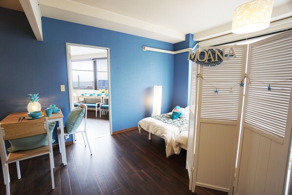 Familienapartment, 1 Schlafzimmer, Strandnähe | 1 Schlafzimmer, Schreibtisch, Verdunkelungsvorhänge, kostenloses WLAN