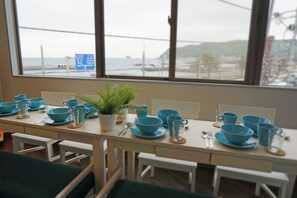 Bloc d'apartaments familiar, 1 dormitori, primera línia de platja | Zona de menjador de l'habitació