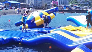 Un parc aquatique gonflable comprenant divers toboggans et structures de jeux aquatiques.