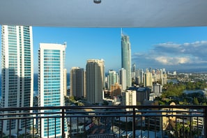 Superior-Apartment, 2 Schlafzimmer, eingeschränkter Meerblick (3266) | Blick auf die Stadt