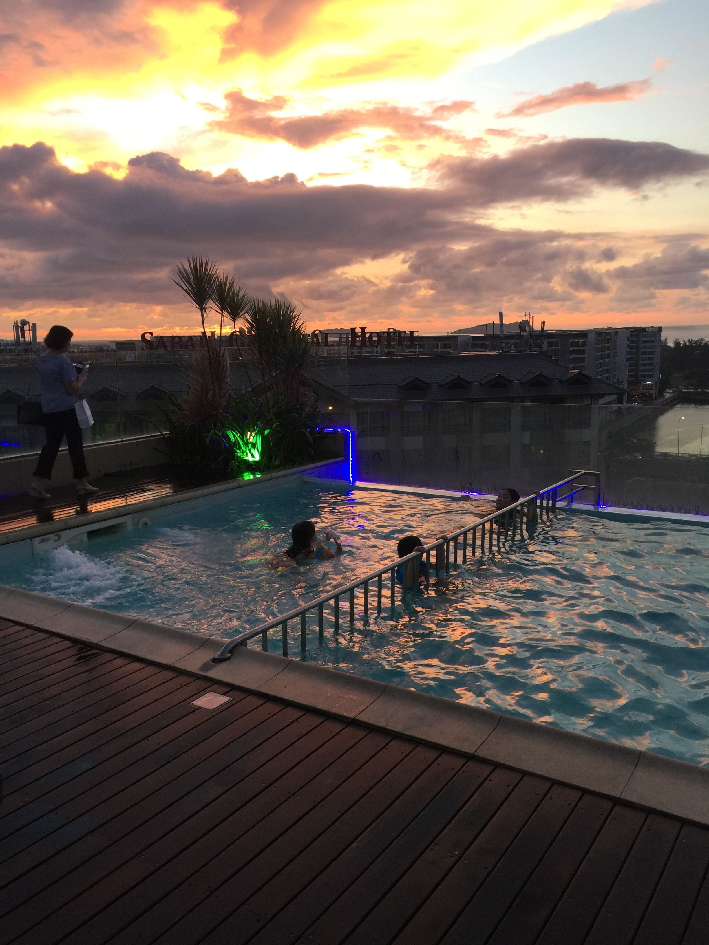 室外游泳池，屋顶泳池，日光浴躺椅