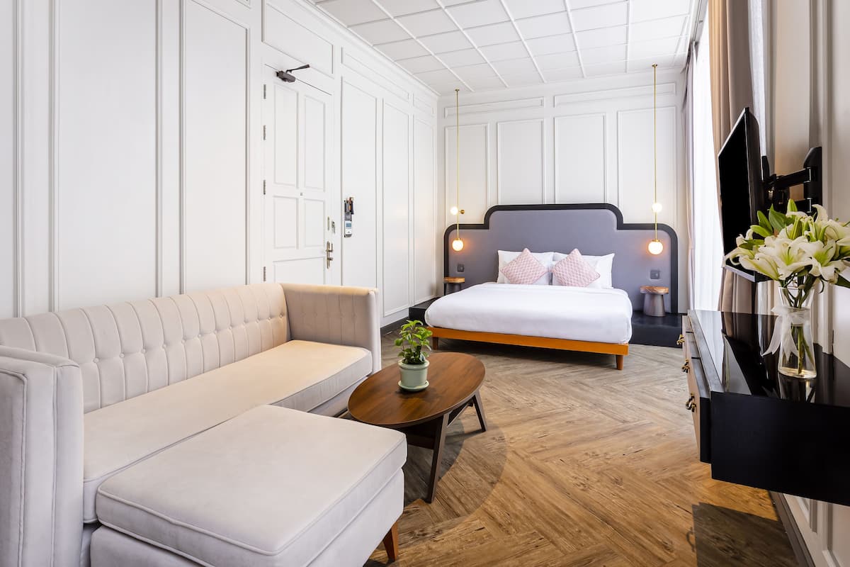Deluxe Suite | Premium bedding, minibar, blackout drapes, free WiFi