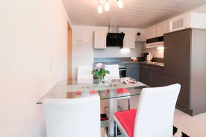 Fridge, microwave - Apartment - Gästehaus Haselwanter- Wi-Fi and Schidepot Free (Jerzens)