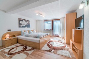 1 bedroom, bed sheets