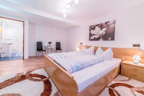1 bedroom, bed sheets