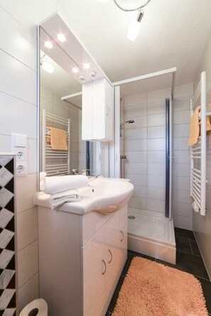 Shower, towels