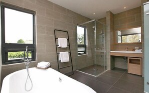 Standard Quadruple Room | Bathroom | Free toiletries, hair dryer, slippers, towels - Lovely Pond Hostel (Yuanshan)