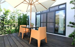 Outdoor dining - Lovely Pond Hostel (Yuanshan)