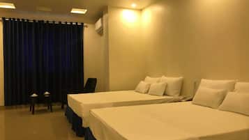 Habitación familiar, vista a la ciudad | Escritorio y wifi gratis