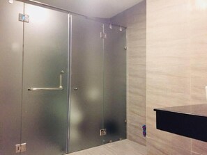 Shower, rainfall showerhead, free toiletries, hair dryer - Hotel Pure (Hai Phong)