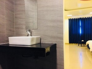 Shower, rainfall showerhead, free toiletries, hair dryer