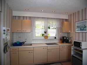 Een koelkast, een microgolfoven, een koffiezetapparaat/waterkoker