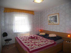 1 bedroom, bed sheets