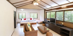 Quarto (Fukugi Terrace Suite 67sqm) | Área de estar | TV de tela plana, DVD player