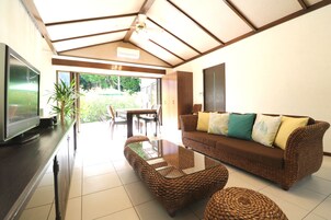 客房 (Fukugi Terrace Suite 67sqm) | 起居区 | 平板电视、DVD 播放器