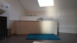 Badewanne, Haartrockner, Handtücher, Seife