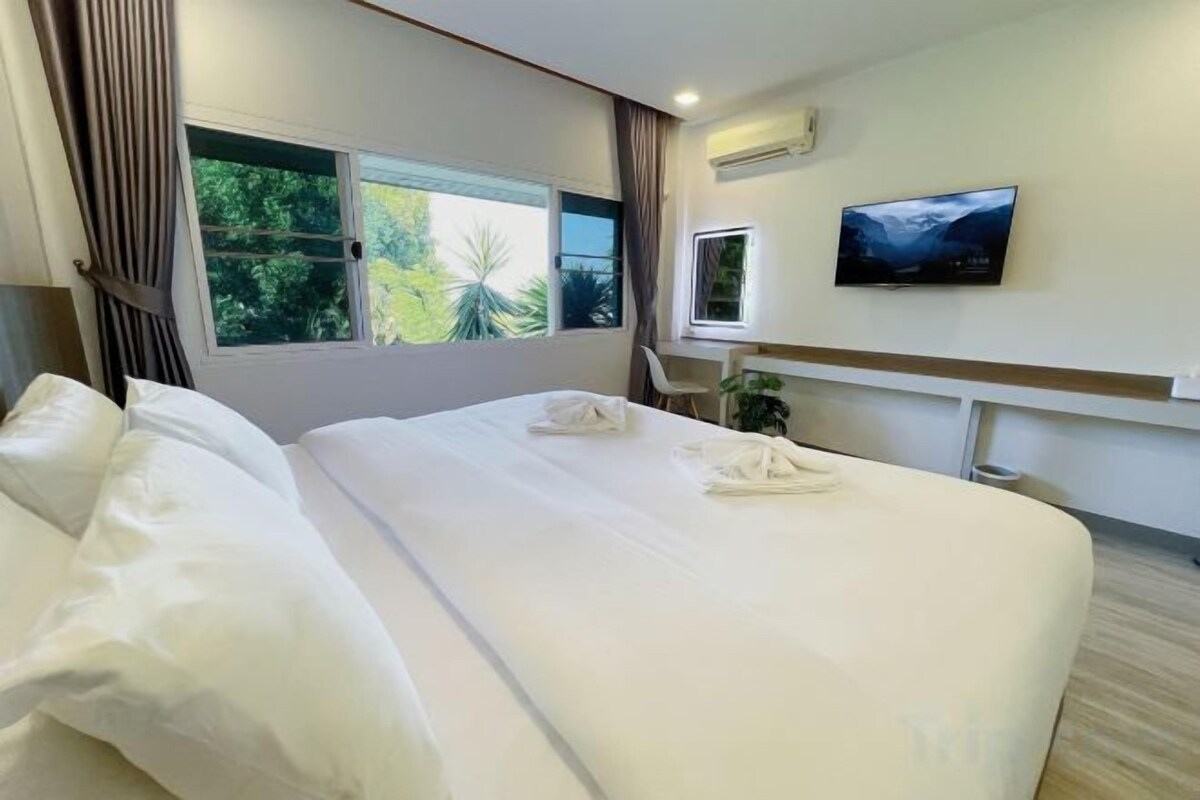 In-room safe, desk, WiFi (free), bed sheets