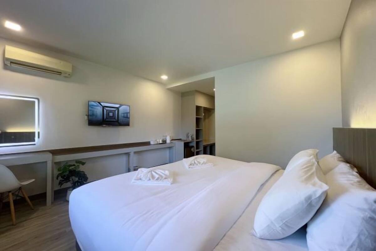 In-room safe, desk, WiFi (free), bed sheets