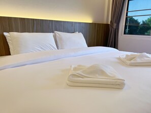 In-room safe, desk, free WiFi, bed sheets - The Space Airport Hotel Chiang Rai (Chiang Rai)