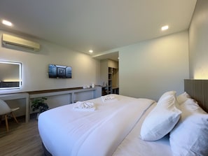 Cofres nos quartos, escrivaninha, Wi-Fi de cortesia, roupa de cama