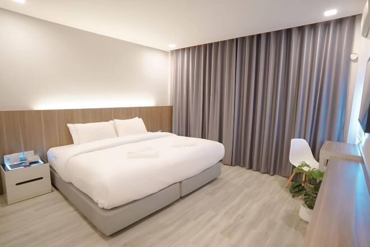 In-room safe, desk, WiFi (free), bed sheets