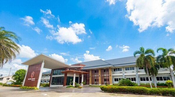 A modern building with a large entrance, palm trees, and a clear blue sky. - The Space Airport Hotel Chiang Rai (Chiang Rai)