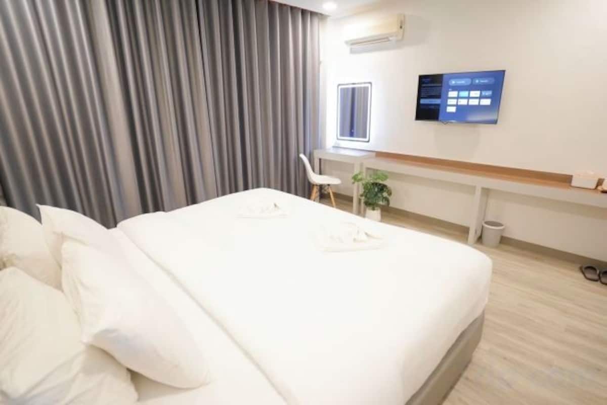 In-room safe, desk, WiFi (free), bed sheets