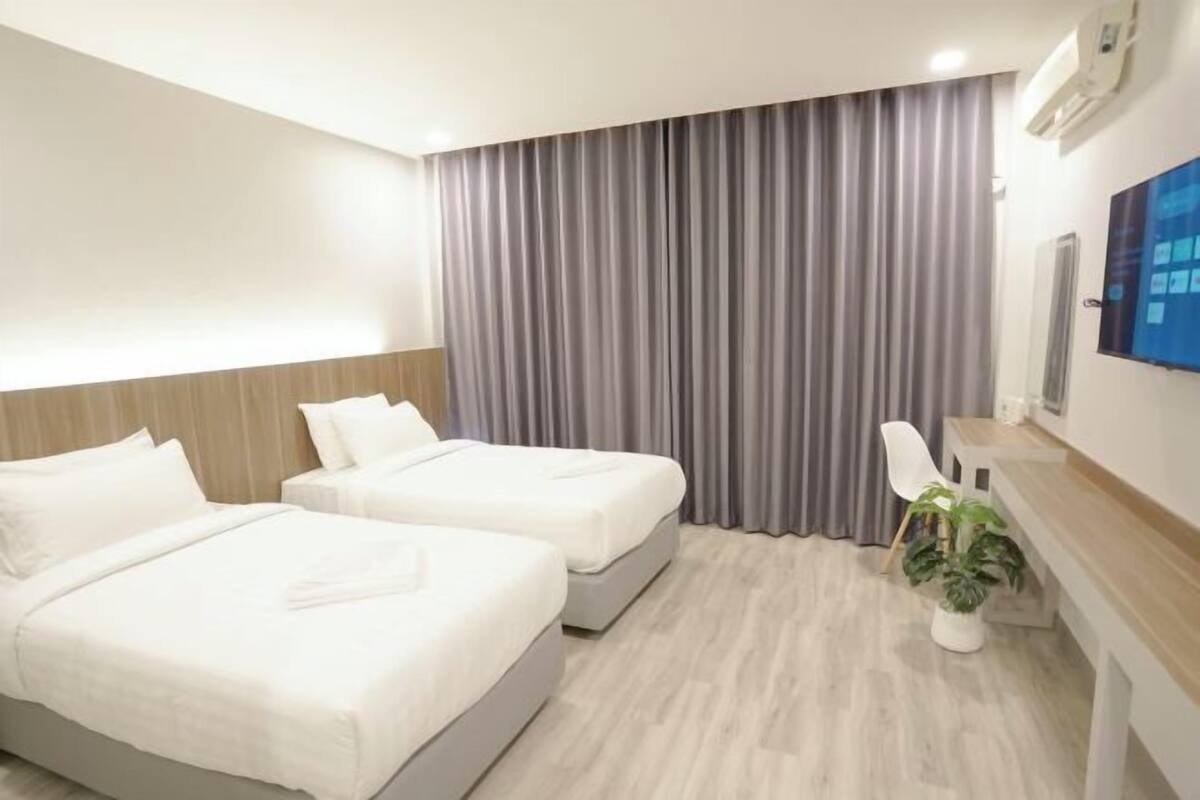 In-room safe, desk, WiFi (free), bed sheets