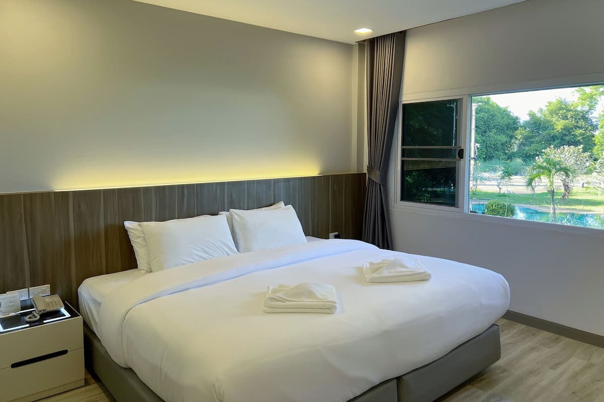 Deluxe King Bed With Pool View