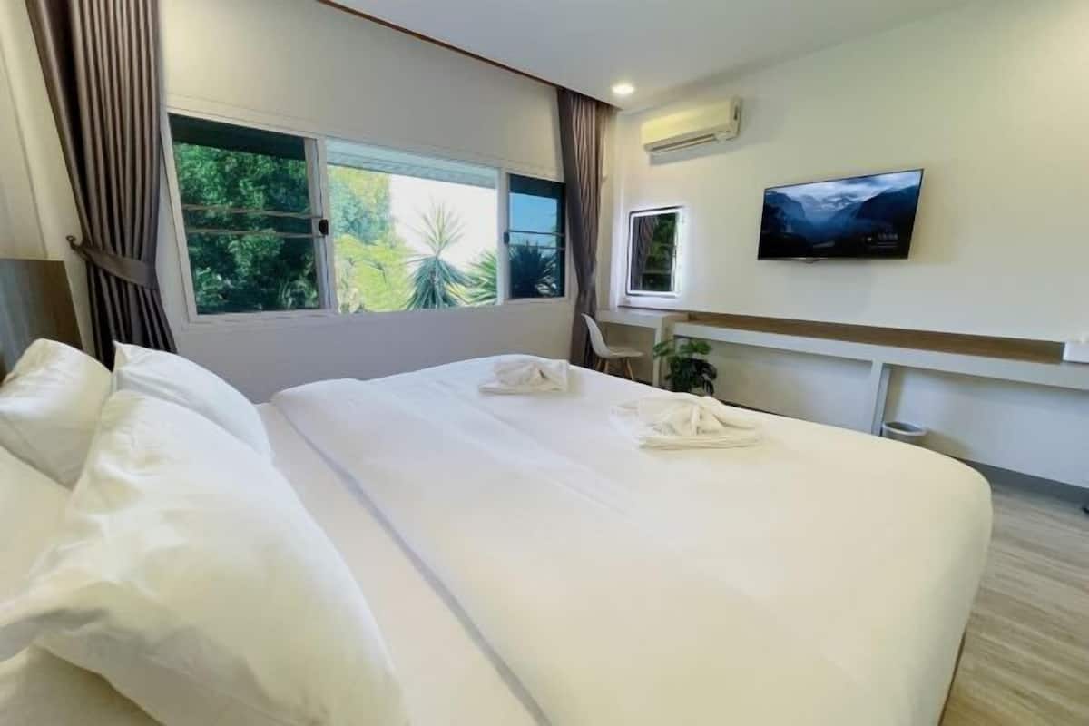 In-room safe, desk, free WiFi, bed sheets