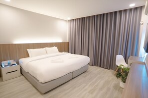 Deluxe King Room | In-room safe, desk, free WiFi, bed sheets - The Space Airport Hotel Chiang Rai (Chiang Rai)