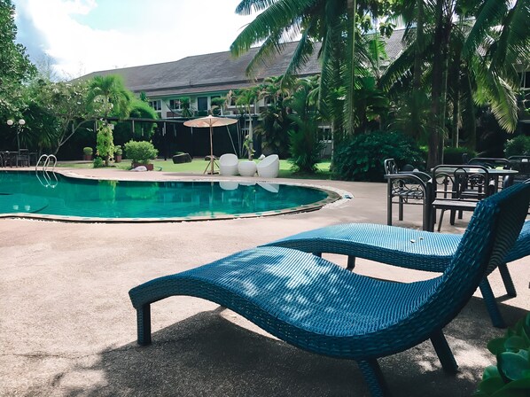 حمّام سباحة خارجي