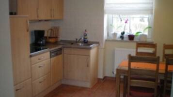 Kühlschrank, Mikrowelle, Geschirrspüler, Hochstuhl