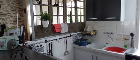 Réfrigérateur, micro-ondes, plaque de cuisson, cafetière/bouilloire